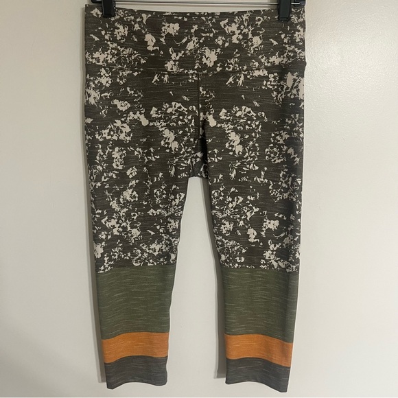 PRANA Pillar Printed Capri Legging Women's Size Medium Slate Canopy Green Tight - Picture 1 of 15